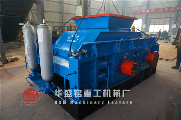 對(duì)輥破碎機(jī)現(xiàn)場圖